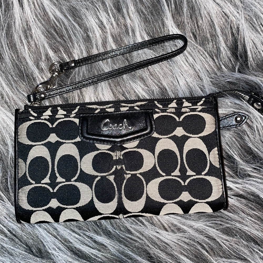 ❤️SOLD❤️ Coach Signature Full Size Wallet/Wristlet